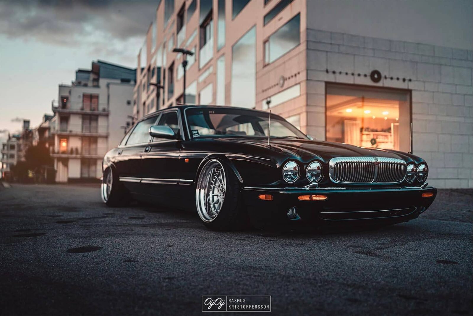 Bagged Jaguar XJ (X300) / Daimler Super V8 on Custom Air Suspension