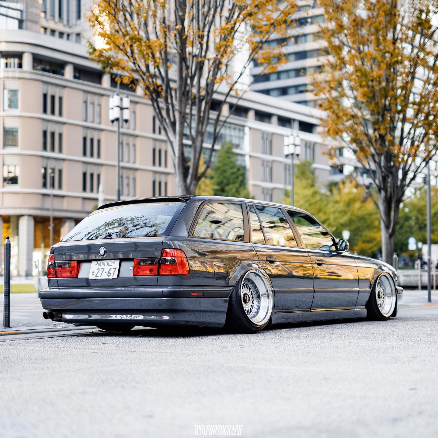 Stanced BMW M5 Wagon E34 Touring on air suspension