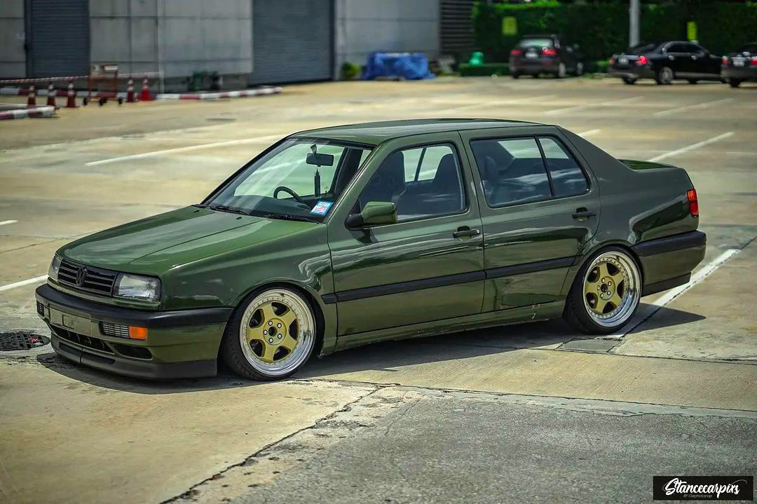 Modded Volkswagen Jetta MK3 on static lowered suspension