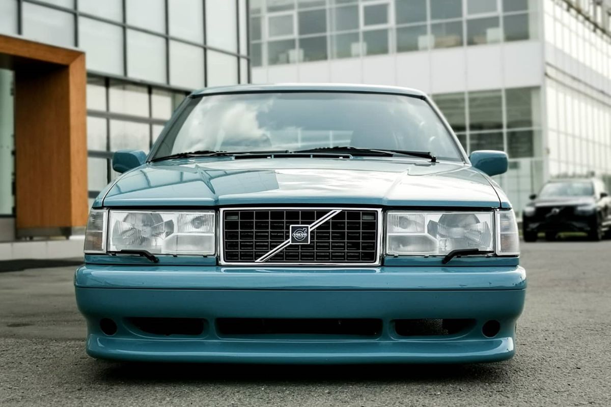 Volvo 940 Wagon front bumper and wide headlights