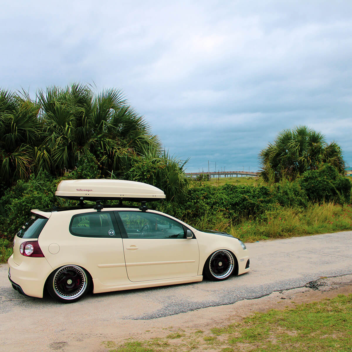 Lowered Volkswagen Golf MK5 with Airlift Performance suspension