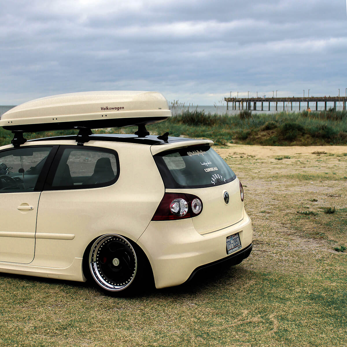 Golf MK4 with a Atlas roof box and Thule aeroblade roof rack